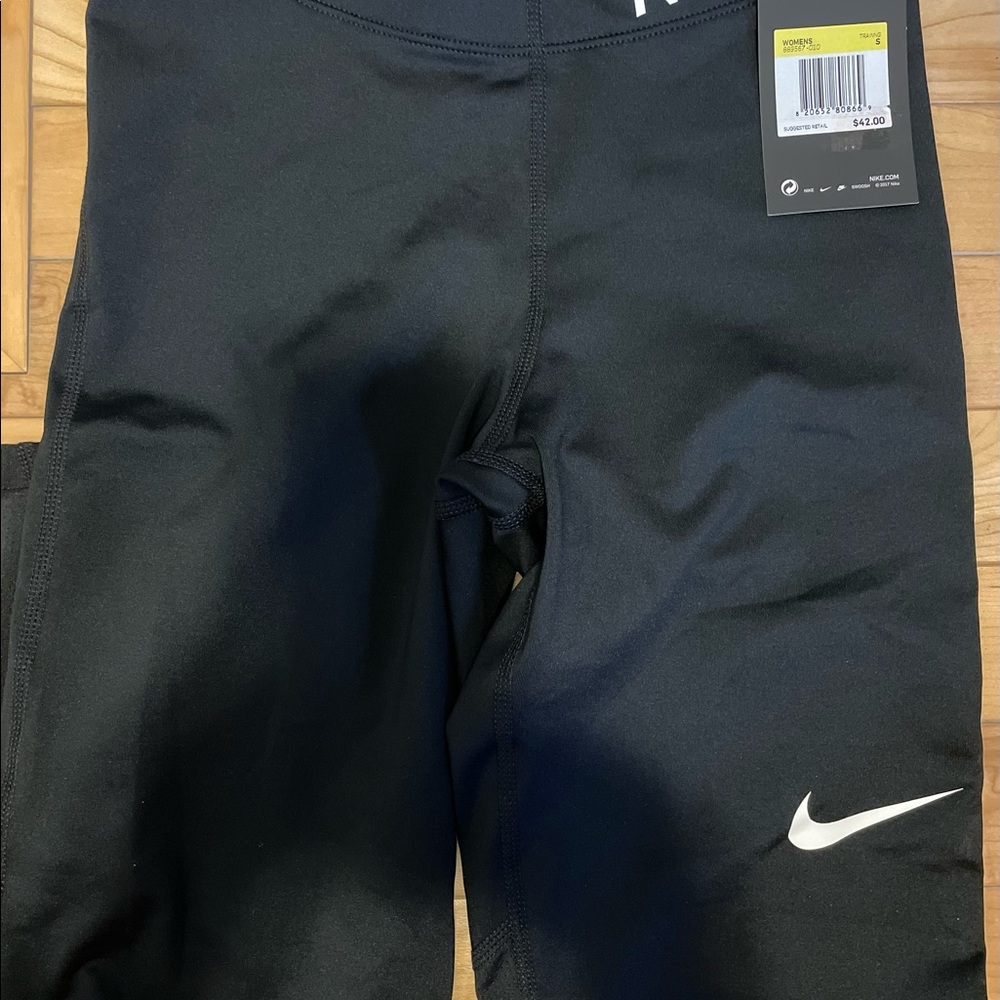 Women Nike Tight Capri Length Size S Brand New